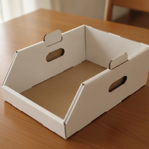 Lagersichtboxen auf Tisch